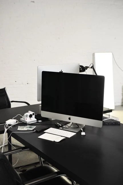 creative-01 Un homme travaille sur la conception web dans un bureau à domicile, installé avec deux écrans.